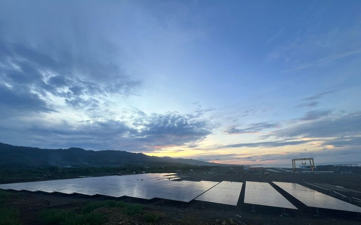 The Moramanga array at dusk, mountains on the horizon behind the module rows